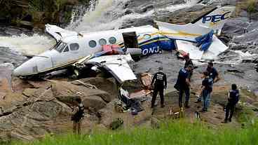 O que restou do avião em que morreu Marília Mendonça é removido do local