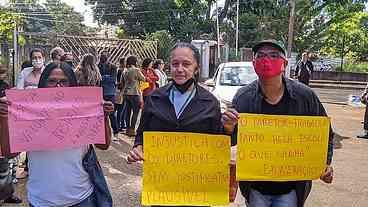 Zema exonera diretores de escolas e população protesta em MG