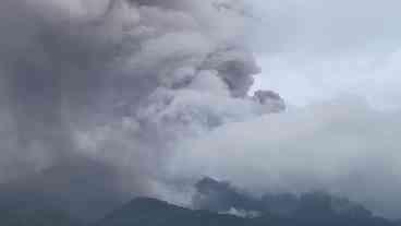 Vulcão entra em erupção na Indonésia e deixa 11 mortos