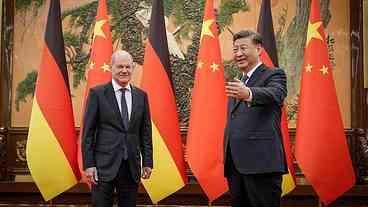 Em visita à China, Scholz pede que Xi 'influencie' Rússia a parar com guerra