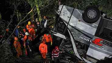 Acidente de ônibus na Indonésia deixa pelo menos 27 peregrinos mortos