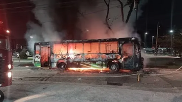 Em SP, torcedores incendeiam veículos após jogo que rebaixou Santos