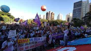 Trabalhadores da educação de MG deflagram greve por tempo indeterminado