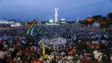 Manifestantes vão às ruas para protestar contra prisões de autoridades na Bolívia