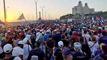 Cubanos vão às ruas na defesa da Revolução, em resposta aos EUA