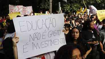 Educação pede 2,4 mil horas de formação básica no ensino médio