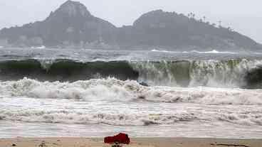 Meteorologia adverte para ressaca, com ondas e ventania, no litoral do Rio