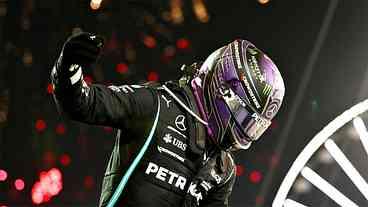 Lewis Hamilton vence no Bahrein, em um final de prova eletrizante