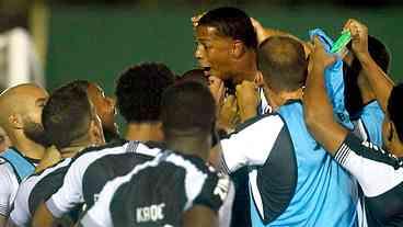 Botafogo vence fora de casa e melhora posição no estadual