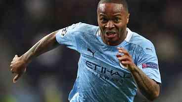 Sterling e Walker, do City, sofrem ofensas racistas nas redes