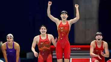 China destrói recorde mundial nos 4x200m livres e meninas comemoram