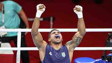 Abner Teixeira garante bronze no boxe ao avançar às semifinais