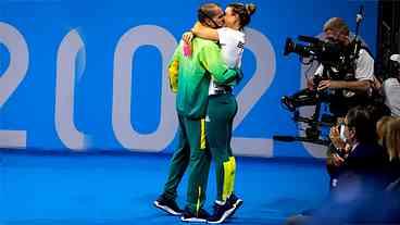 Bruno Fratus se emociona ao receber a medalha olímpica de Bronze