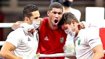 Boxe garante medalha e volta a lutar por Ouro olímpico