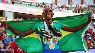 Alison dos Santos é campeão mundial nos 400 metros com barreiras