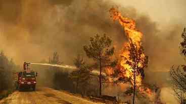 Incêndios causam mortes e devastação no sul da Europa