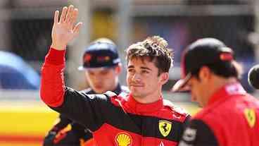 Leclerc, com sua Ferrari ajustada, larga na frente em Barcelona