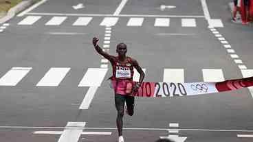 Queniano Eliud Kipchoge conquista ouro na maratona