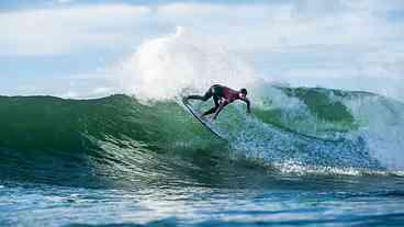 Surfistas brasileiros avançam para quartas de final em Newcastle