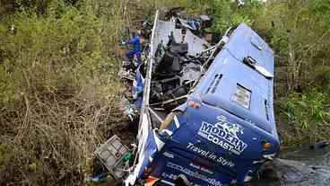 Ônibus cai em vale de rio e deixa mortos no Quênia