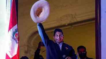 Pedro Castillo celebra vitória em meio à expectativa no Peru