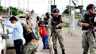 Equador sufoca rebelião em presídios e liberta todos os reféns