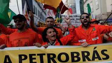 Petrobras confirma venda de refinaria, apesar dos protestos