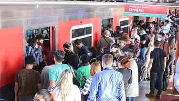 Máscaras voltam a ser obrigatórias no transporte público de SP