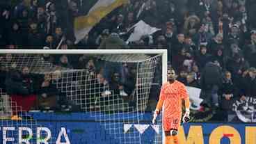 Racismo contra goleiro Maignan gera comoção no futebol italiano