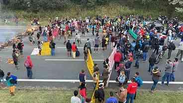 Indígenas bloqueiam Rodovia dos Bandeirantes em SP