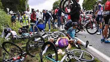 Espectadora com placa 'derruba' dezenas de ciclistas na Volta da França