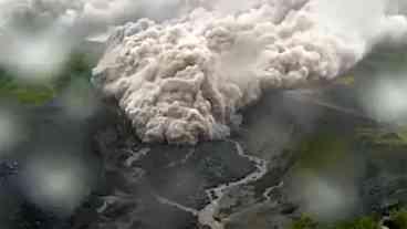 Vulcão Semeru entra em erupção e atinge 2 mil pessoas, na Indonésia