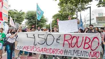 Estudantes protestam contra aumentos de tarifas de ônibus em Pernambuco