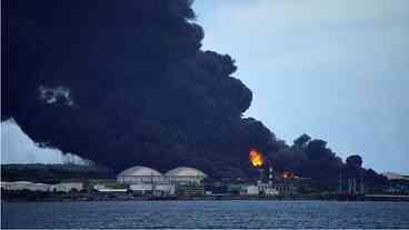 Cuba: incêndio em tanques de petróleo se alastra