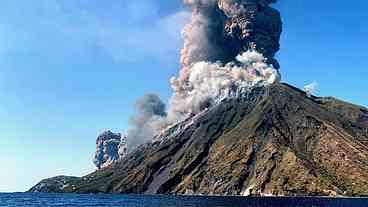 Vulcão Stromboli entra em erupção e espalha densas nuvens de fumaça