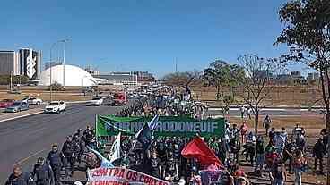 Estudantes e trabalhadores protestam contra cortes na educação