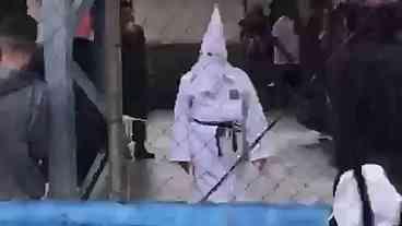 Ato cobra demissão de professor que se fantasiou com roupas da Ku Klux Klan