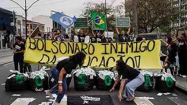 Ato em frente à Uerj denuncia cortes de Bolsonaro