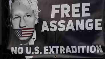 Assange é acusado de publicar ‘indiscriminadamente’ nomes de fontes