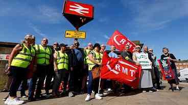 Trabalhadores participam da maior greve ferroviária do Reino Unido em 30 anos