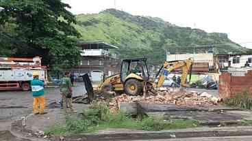 Prefeitura faz operação para demolir 57 imóveis irregulares na Zona Oeste