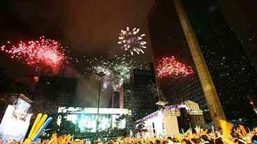 Palco do Réveillon começa a ser montado na Avenida Paulista