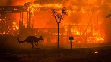 Calor e ameaças de incêndio levam milhares a deixar casas na Austrália