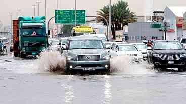 Chuvas fortes inundam Dubai e causam transtornos no trânsito