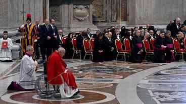 Papa Francisco inicia missa da Paixão de Cristo no Vaticano