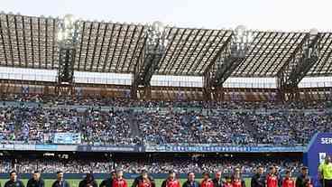 Jogadores do Napoli se ajoelham em ato contra racismo