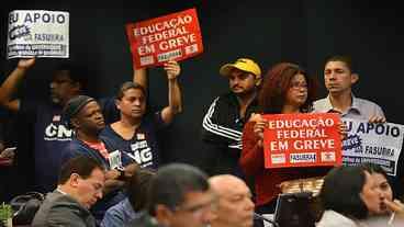 Greve deve paralisar 230 instituições da rede de ensino federal