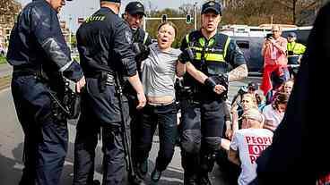 Greta Thunberg é detida pela polícia holandesa durante protesto