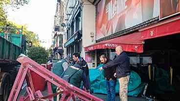 Pás do moinho do Moulin Rouge despencam no meio da rua em Paris