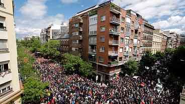 Manifestantes vão às ruas na Espanha em defesa de Sánchez e contra renúncia